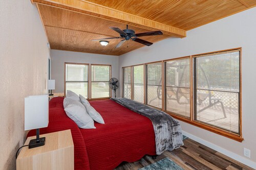 2 Cabins, 1 Price! Swim & Fish Nearby! Dogs OK