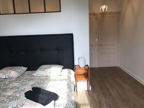 Dobbelt- eller tomannsrom, 1 kingsize-seng, hageutsikt | Skrivebord, wi-fi (inkludert) og sengetøy