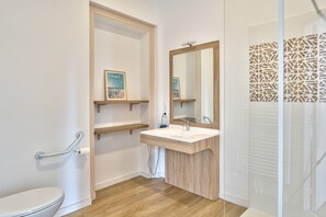 Double Room | Bathroom | Eco-friendly toiletries, hair dryer, towels - Auberge Ti'gousket (Guingamp)