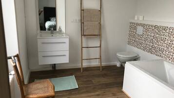 Chambre Double ou avec lits jumeaux, baignoire | Salle de bain | Douche, sĂšche-cheveux, serviettes fournies