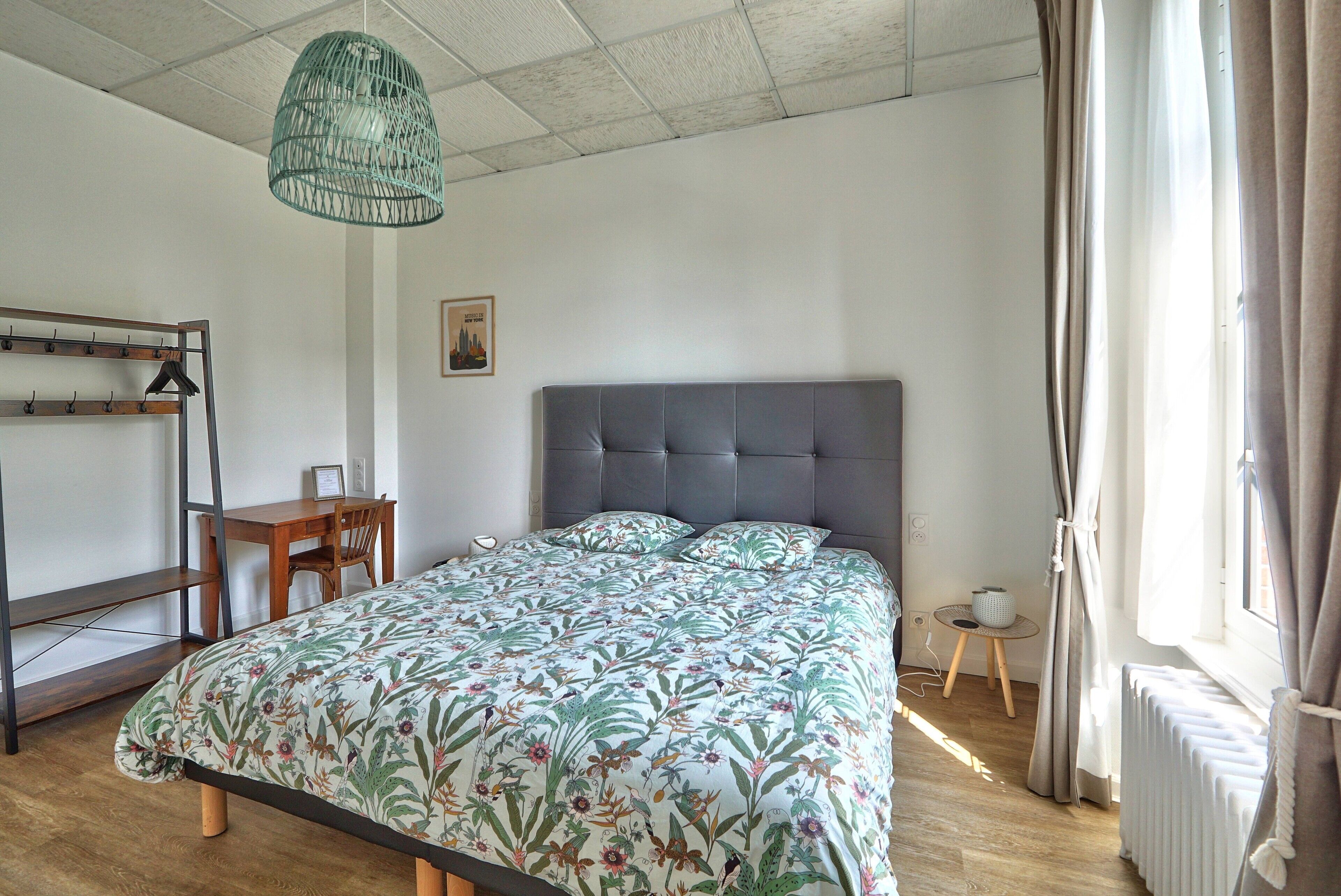 Dobbelt- eller tomannsrom, badekar | Skrivebord, wi-fi (inkludert) og sengetøy