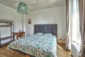 مساحة عمل للكمبيوتر المحمول ومكواة/لوح كي وواي فاي مجانًا وملاءات أسرّة