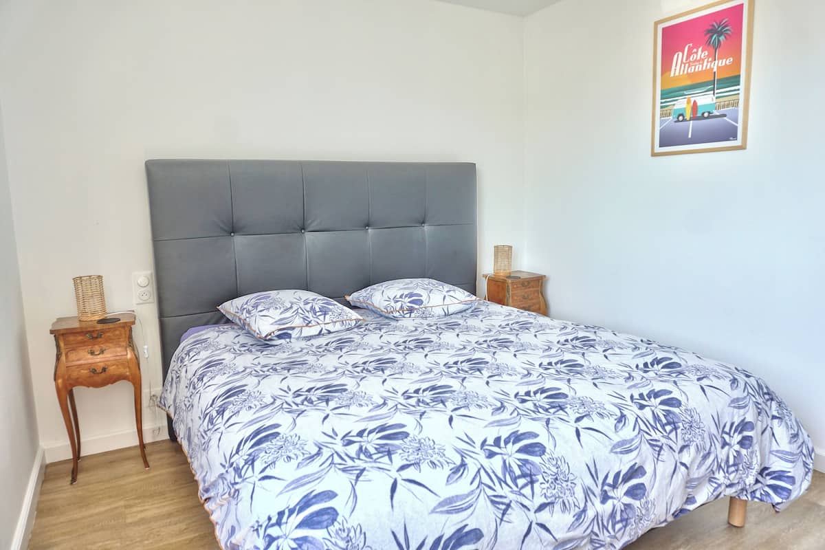 Dobbelt- eller tomannsrom, hageutsikt | Skrivebord, wi-fi (inkludert) og sengetøy