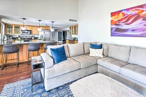 TV, books - Luxe Desert Home w/ Heated Pool: 3 Mi to Kierland! (Scottsdale)