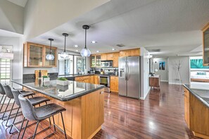 Fridge, microwave, stovetop, dishwasher - Luxe Desert Home w/ Heated Pool: 3 Mi to Kierland! (Scottsdale)