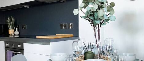 Réfrigérateur, vaisselle et ustensiles, épices