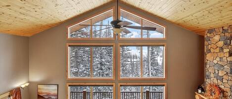 Smart-tv, eldstad, dvd-spelare och datorskärmar