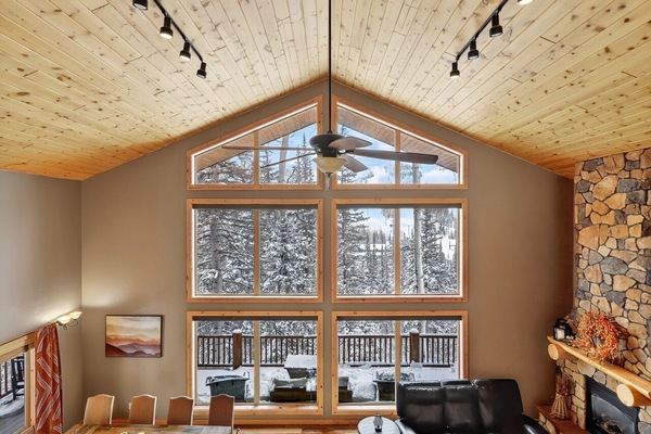 Téléviseur connecté, foyer, lecteur de DVD, écran d’ordinateur