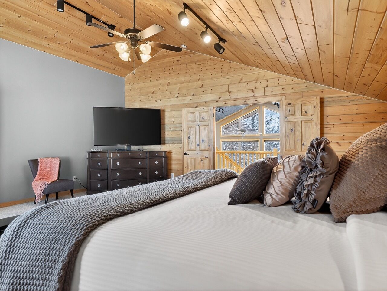 6 quartos, escrivaninha, Wi-Fi de cortesia, roupa de cama