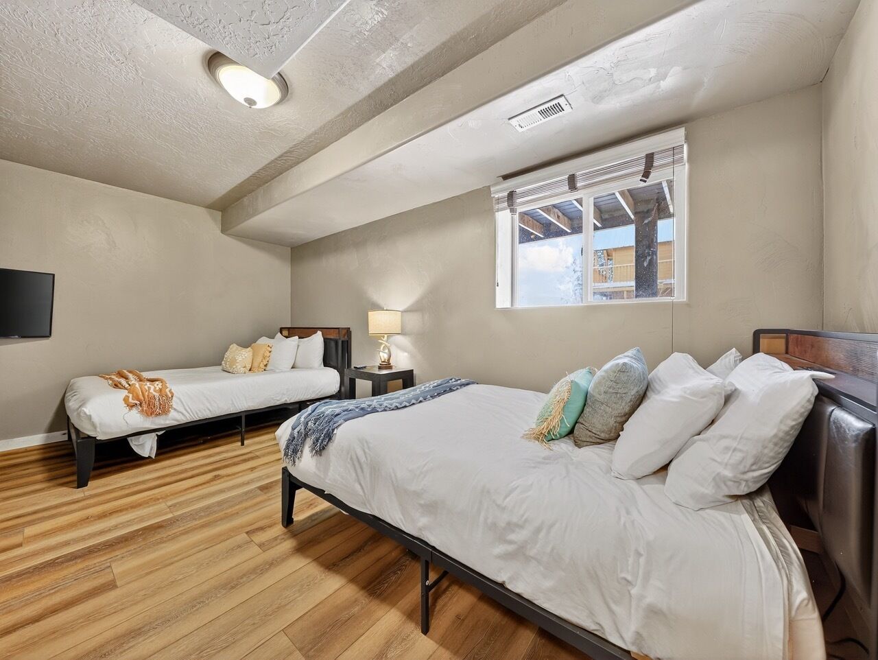 6 室のベッドルーム、デスク、WiFi (無料)、ベッドシーツ