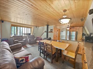 Smart TV, fireplace - Roos Roost, cozy cabin on private wooded lot with 5 bedrooms and 2.5 baths (Duck Creek Village)