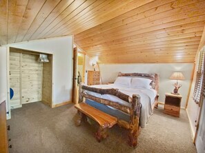 5 bedrooms, free WiFi, bed sheets - Roos Roost, cozy cabin on private wooded lot with 5 bedrooms and 2.5 baths (Duck Creek Village)