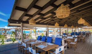 Outdoor dining - Ocean view apt 2 bedrooms, 2 bathrooms, 2 terraces (Collectivité de Saint-Martin)