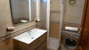 Douche, bidet, serviettes fournies, papier toilette