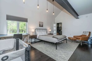 3 chambres, bureau, fer et planche à repasser, lit parapluie