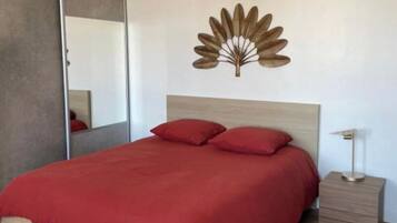 3 habitaciones, tabla de planchar con plancha y cuna de viaje