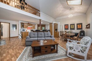 Smart-tv, een open haard, een dvd-speler en boeken