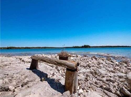 Surrounded by water, w/ hot tub & lounges