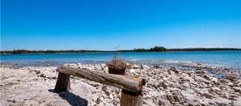 Surrounded by water, w/ hot tub & lounges