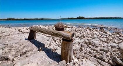 Surrounded by water, w/ hot tub & lounges