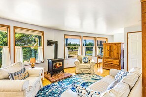 TV, fireplace, stereo