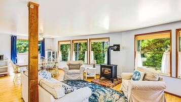 TV, fireplace, stereo