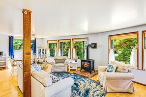 TV, fireplace, stereo