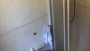 Dusche, Haartrockner, Bidet, Handtücher