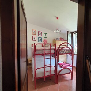 3 bedrooms, iron/ironing board, free WiFi, bed sheets