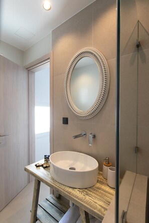 Regadera, secadora de cabello, toallas, jabón 