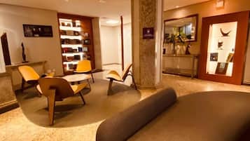Lobby lounge