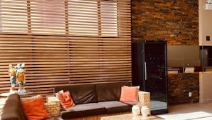 A modern living room with a sofa set, a coffee table, and a fireplace. - Apart-Hotel Prinz (Joinville)