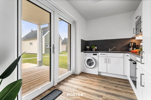 Jääkaappi, mikroaaltouuni, uuni, liesi