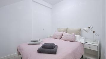 1 slaapkamer, een strijkplank/strijkijzer, gratis wifi, beddengoed