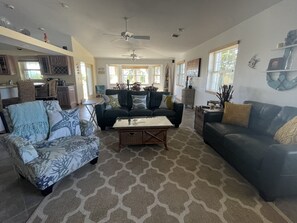 Smart TV, books, printers - Pool, tiki hut, easy ocean access canal, dock, prime location 30m to Key West (Cudjoe Key)