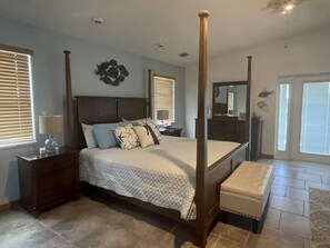 3 bedrooms, desk, iron/ironing board, WiFi - Pool, tiki hut, easy ocean access canal, dock, prime location 30m to Key West (Cudjoe Key)