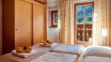 2 bedrooms, iron/ironing board, free WiFi, bed sheets