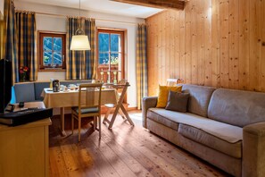 TV - Apartment "Linde - Fiechterhof" with Shared Open Terrace, Garden & Wi-Fi (Sarentino)