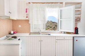 Refrigerador, parrilla de estufa, cafetera y tetera y tostadora 