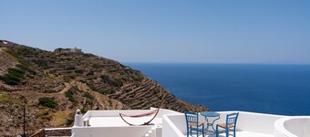 Huisdiervriendelijk Appartement 'Antiparos' met Uitzicht op Zee & Wi-Fi