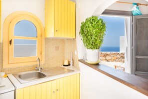 Réfrigérateur, cafetière-théière, vaisselle et ustensiles, épices