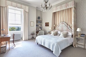 Decoración personalizada, muebles diferentes y escritorio 