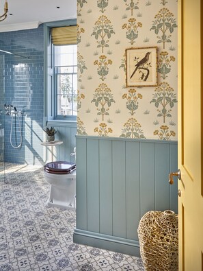 Signature Room | Bathroom | Free toiletries, hair dryer, bathrobes, towels - Leonardslee House (Horsham)