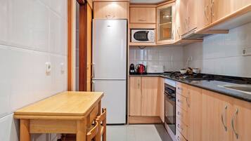 Een koelkast, een kookplaat, een vaatwasser