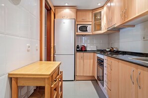 Een koelkast, een kookplaat, een vaatwasser