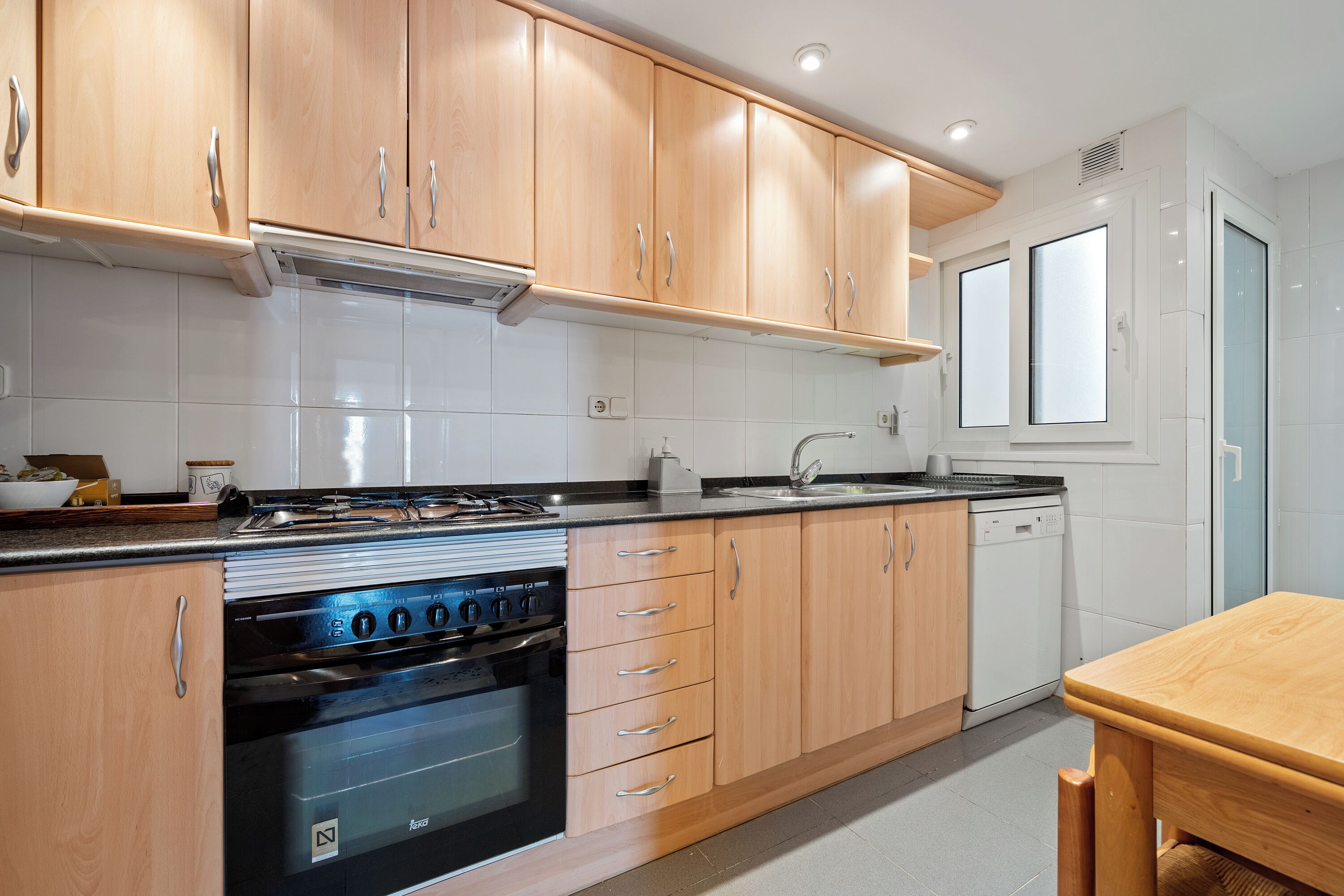 Frigorífico, placa de cocina, lavavajillas y cafetera o tetera