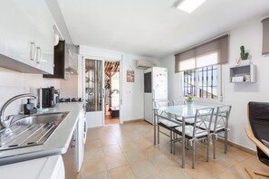 Fridge, microwave, oven, stovetop - Vacation Home 'Vista al Mar Ylenia' with Sea View, Pool, 2 Terraces & Wi-Fi (Almería)