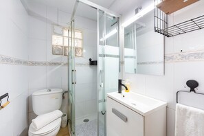 Regadera, secadora de cabello, toallas 