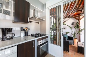 Fridge, microwave, oven, stovetop - Vacation Home 'Vista al Mar Ylenia' with Sea View, Pool, 2 Terraces & Wi-Fi (Almería)