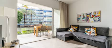 TV, streaming services, stereo